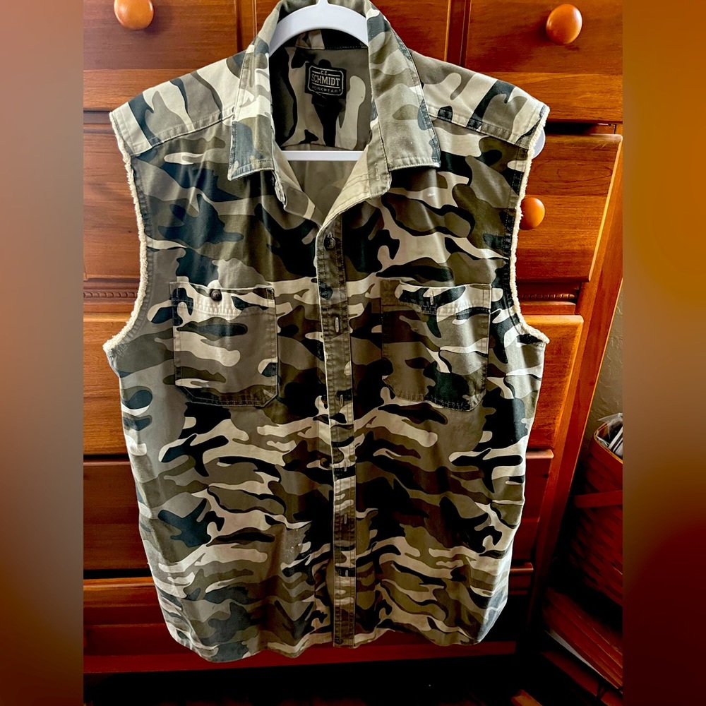 C.E. Schmidt Camouflage Sleeveless  Shirt size LARGE